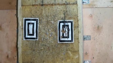 Uçan bıçak. Adam bıçak atıyor. Turnuva. Bıçak atma