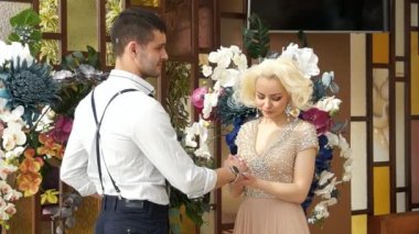 Yeni evliler. Damat ve gelin. Yeni evliler evli. Yeni evli