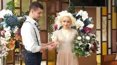 Yeni evliler. Damat ve gelin. Yeni evliler evli. Yeni evli