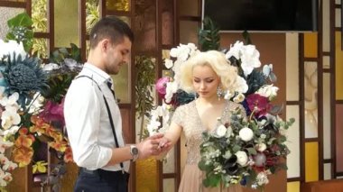 Yeni evliler. Damat ve gelin. Yeni evliler evli. Yeni evli