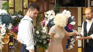 Yeni evliler. Damat ve gelin. Yeni evliler evli. Yeni evli