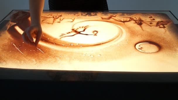 Малюнок з піском. Намальовування піску на білому екрані. Пісочний художник. Руки малюють — стокове відео