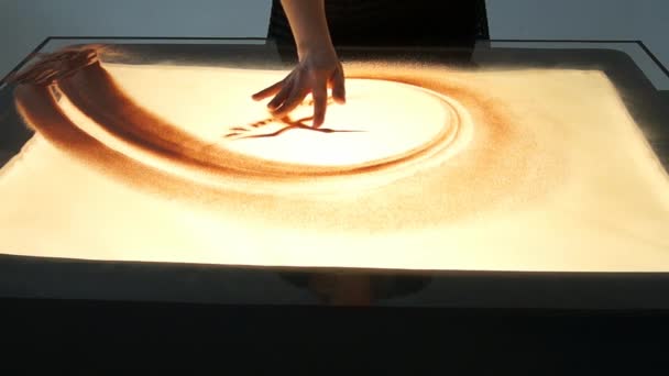 Desenho com areia. Desenhar areia em uma tela branca. Artista de areia. Mãos empates — Vídeo de Stock