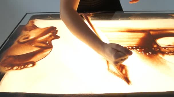 Σχέδιο με άμμο. Αντλώντας άμμο με τη λευκή οθόνη. Άμμο καλλιτέχνης. Αντλεί τα χέρια — Αρχείο Βίντεο