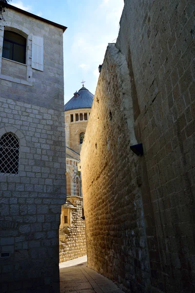 Calle estrecha en la vieja Jerusalén . —  Fotos de Stock