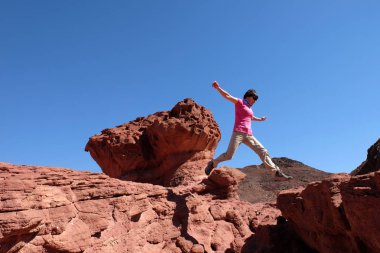Timna dağlar'da yürüyüş.