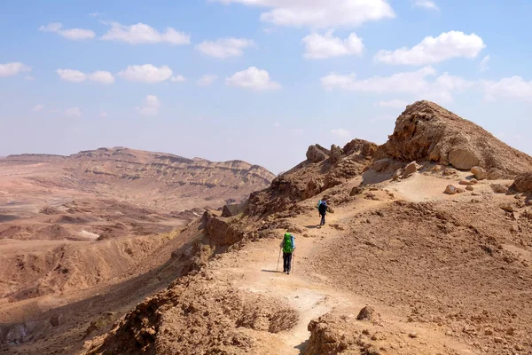 Two hikers in Negev desert. — Stock Photo, Image