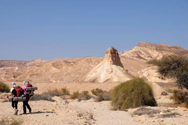 Two hikers in Negev desert. — Stock Photo, Image