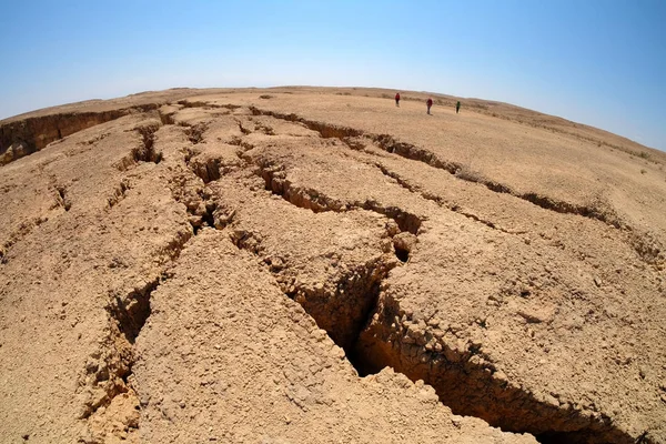 南方沙漠中的裂隙土. — 图库照片