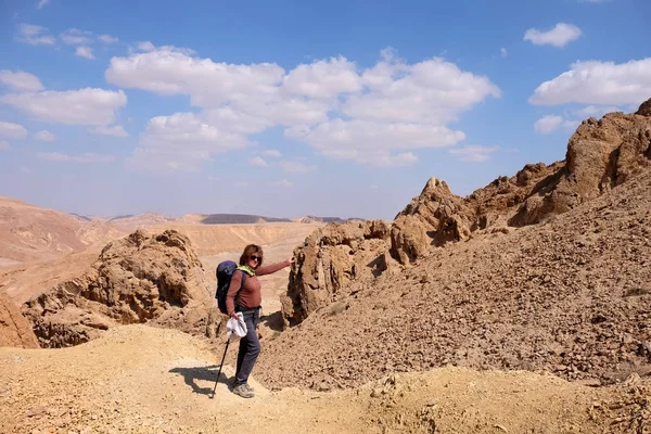 Eğlenmek için kaya dokunmadan kadın. — Stok fotoğraf