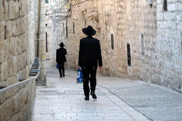 Walking men in Jewish Quarter of Jerusalem. — Stock Photo, Image