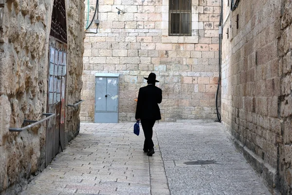 Chodce v židovské čtvrti v Jeruzalémě. — Stock fotografie