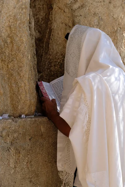 Modlitba u zdi nářků v Jeruzalémě. — Stock fotografie