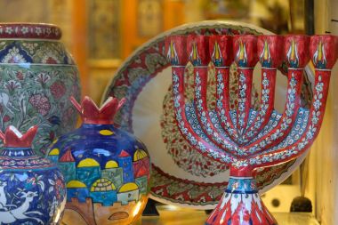 Hediyelik eşya Menora eski şehir Kudüs'te.