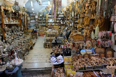 Hediyelik eşya mağazası eski şehir Kudüs'te.