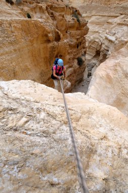 Kuru şelale rappelling dağcı.