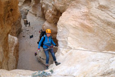 Kuru şelale rappelling dağcı.