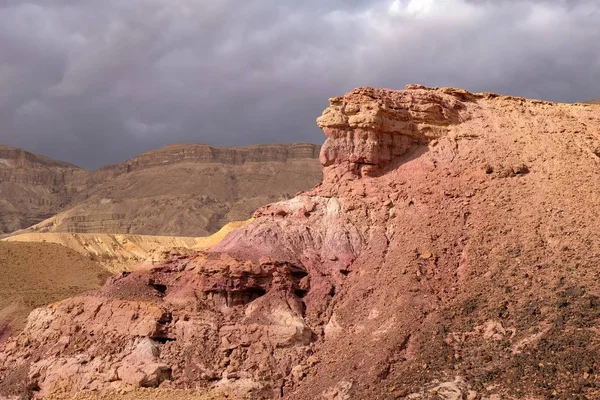 Scenic red sandstone cliff in Negev desert. — Stok fotoğraf