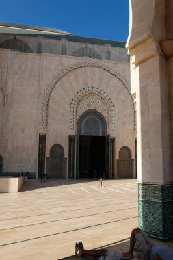 Kazablanka 'daki Hasan II Camii' nde dinlenen hacılar.