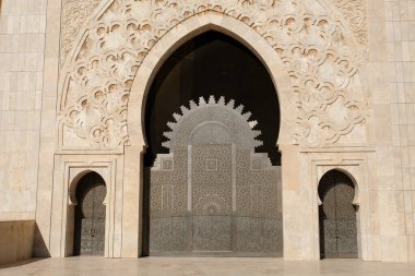Kazablanka 'daki Hasan II Camii' nin giriş kapısı.