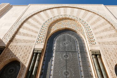 Kazablanka 'daki Hasan II Camii' nin giriş kapısı.