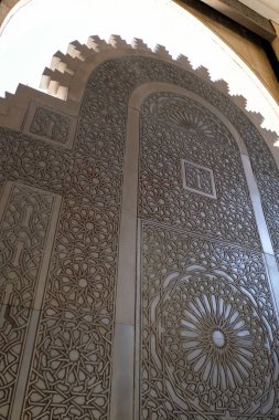 Kazablanka 'daki Hasan II Camii' nin demir oymalı giriş kapısı.