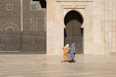 Kazablanka 'daki Hasan II Camii' nden geçen tanınmamış iki kadın hacı.