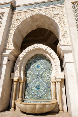 Geleneksel Musluk Duvarı Çeşmesi renkli mozaik şekilleriyle süslenmiş, Hasan II Camii Kazablanka, Fas