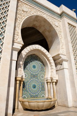 Geleneksel Musluk Duvarı Çeşmesi renkli mozaik şekilleriyle süslenmiş, Hasan II Camii Kazablanka, Fas