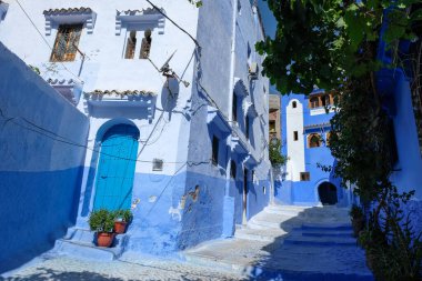 Fas 'ın eski yerleşim bölgesinde mavi boyalı, rahat bir cadde..