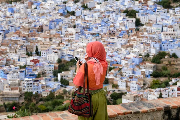 Einsame Frau Mit Traditionellem Schal Überblickt Die Stadt Chefchaouen Marokko — Stockfoto