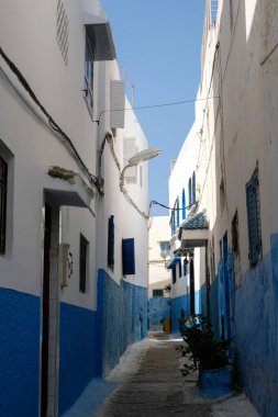 Kasbah 'ta mavi ve beyaz küçük bir sokak. Rabat, Fas' ın eski bir kısmı..