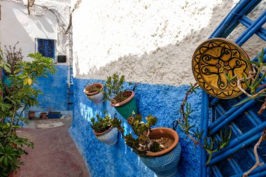 Fas 'ın eski Rabat şehrinin Kasbah semtinde küçük bir dekoratif sokak..
