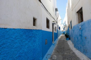 Kasbah 'ta mavi ve beyaz küçük bir sokak - Rabat, Fas' ın eski bir kısmı.
