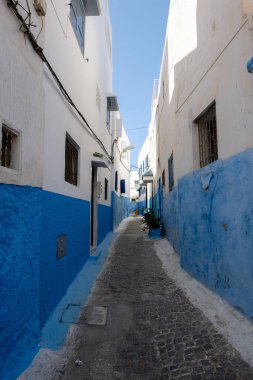 Kasbah 'ta mavi ve beyaz küçük bir sokak. Rabat, Fas' ın eski bir kısmı..