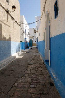 Kasbah 'ta mavi ve beyaz küçük bir sokak. Rabat, Fas' ın eski bir kısmı..