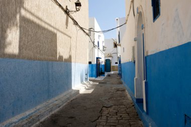 Kasbah 'ta mavi beyaz küçük bir cadde - Fas' ta eski şehir Rabat