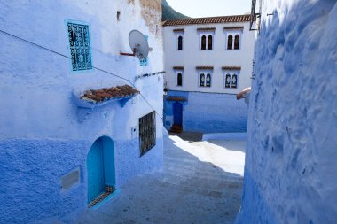 Kasbah 'ta eski cadde mavi ve beyaz - şehrin eski kısmı Şef Fas,.