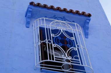 Kasbah 'ta eski cadde mavi ve beyaz - şehrin eski kısmı Şef Fas,.