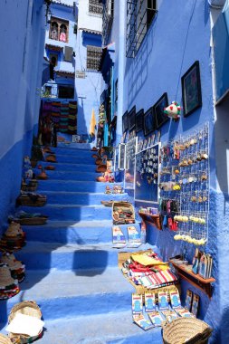 Kasbah 'taki merdivenlerde sokak satışı - şehrin eski bir bölümü Şef Fas,.