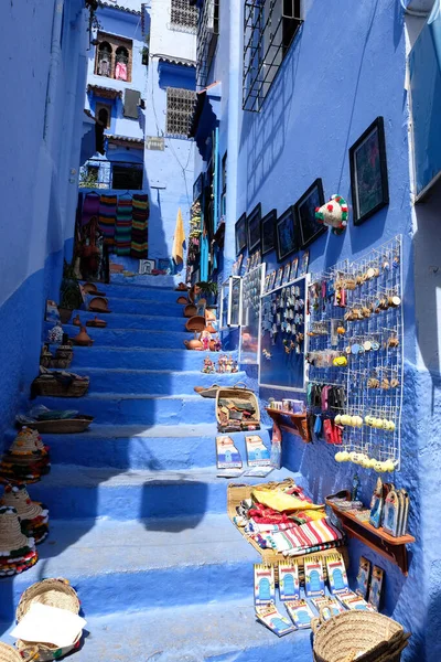 Kasbah 'taki merdivenlerde sokak satışı - şehrin eski bir bölümü Şef Fas,.