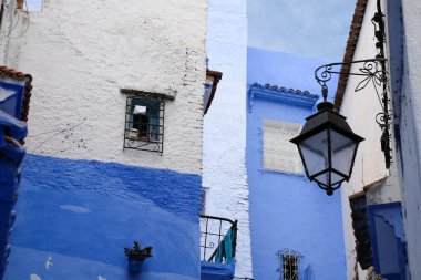 Kasbah 'da mavi ve beyaz eski, rahat bir cadde - şehrin eski bir kısmı Şef Fas,.