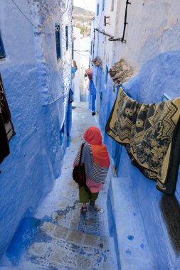 Kasbah 'ta seyahat eden yalnız bir kadın turist. Şehrin eski bir kısmı. Şef Fas..