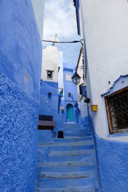 Kasbah 'da mavi ve beyaz eski, rahat bir cadde - şehrin eski bir kısmı Şef Fas,.