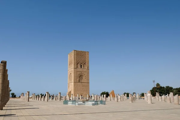 モロッコのラバトにあるモハメッド5世の霊廟の向かいにあるハサン塔 — ストック写真