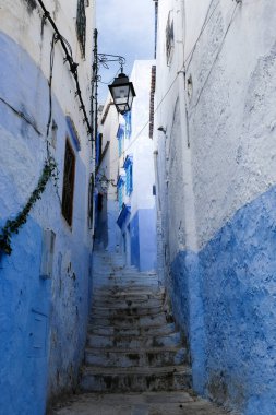 Kasbah 'da mavi ve beyaz eski, rahat bir cadde - şehrin eski bir kısmı Şef Fas,.