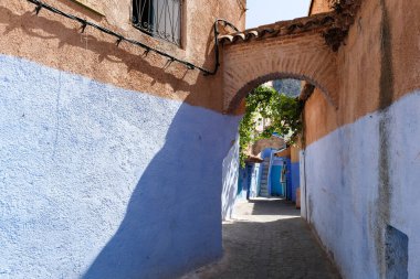 Kasbah 'da mavi ve beyaz eski, rahat bir cadde - şehrin eski bir kısmı Şef Fas,.