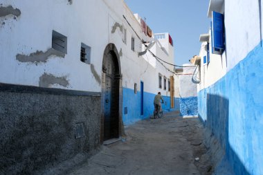 Kasbah 'ta bisiklete binen yerel bir adam. Rabat, Fas' ın eski bir bölgesi..