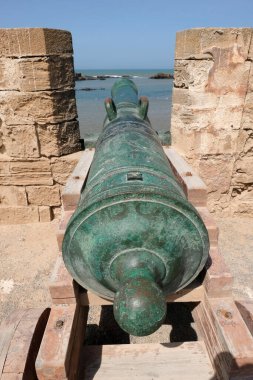 Essaouira, Fas 'taki kale duvarında Atlantik' e bakan antika yeşil bakır top.,