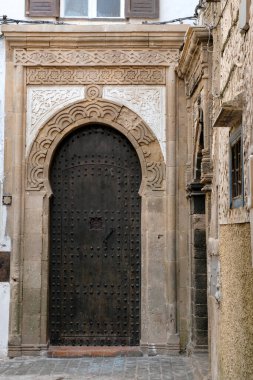 Essaouira kasabası, Fas 'ta eski bir kapı ve ev cephesi.